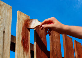 Zaunpflege im Frühling: Den Gartenzaun nach einem schneereichen Winter Instand halten
